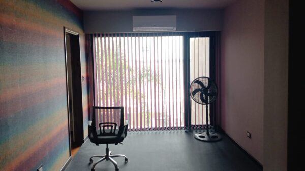 Cortinas banda vertical.