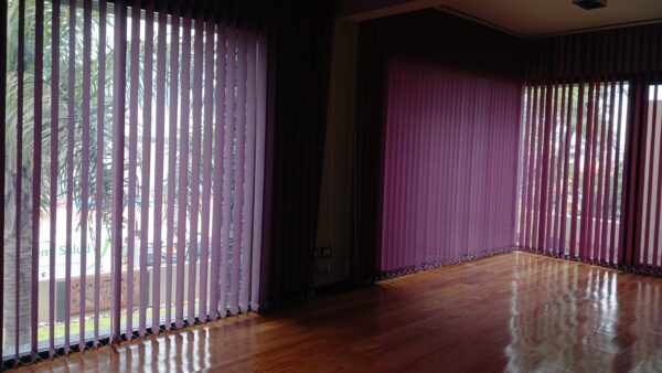 Cortinas banda vertical.